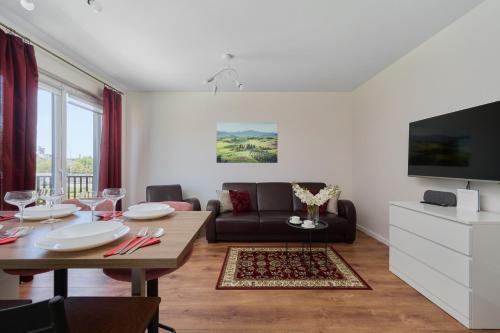 Ruang bersama/area TV, Comfy Apartment with Parking & Balcony by Noclegi Renters in Złotniki Ruang bersama/area TV, Comfy Apartment with Parking & Balcony by Noclegi Renters in Złotniki
