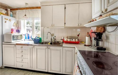 Konyha, 3 Bedroom Lovely Home In Båstad (3 Bedroom Lovely Home In Bastad) in Torekov Konyha, 3 Bedroom Lovely Home In Båstad (3 Bedroom Lovely Home In Bastad) in Torekov