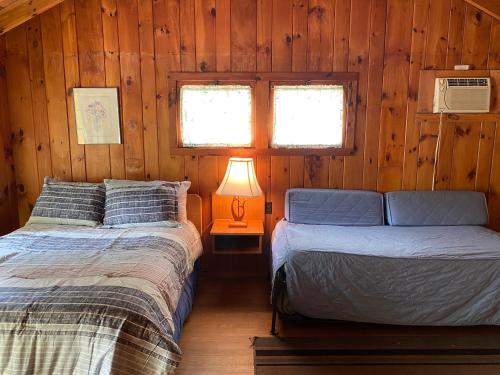 Amber Lantern Efficiency Cottage in Diamond Point (NY) Amber Lantern Efficiency Cottage in Diamond Point (NY)