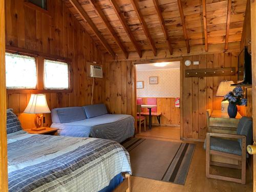 Amber Lantern Duplex Cottage in Diamond Point (NY) Amber Lantern Duplex Cottage in Diamond Point (NY)