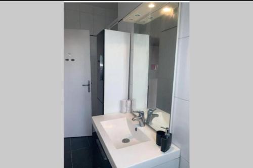Baño, Appart Cosy - 30 min Paris - parking GRATUIT in Les Mureaux Baño, Appart Cosy - 30 min Paris - parking GRATUIT in Les Mureaux