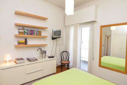 Athens Stylish apt next to the beach and port