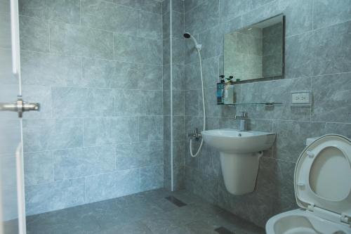 Bathroom, 鴉埠客棧x南華大旅社 in Xihu Township Bathroom, 鴉埠客棧x南華大旅社 in Xihu Township