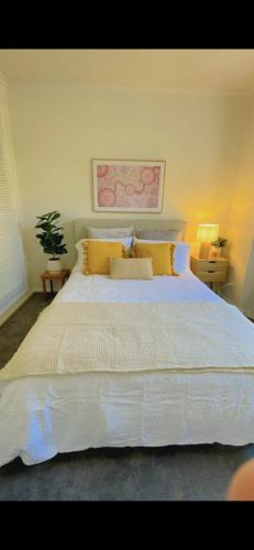 Cheerful 2 room house in Thornbury Cheerful 2 room house in Thornbury