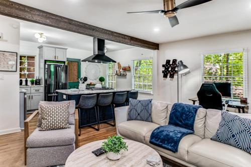 Facilities, Pine Lodge Atlanta - Luxe Atlanta Home Near Everything Hot Tub Patio in Ansley Park Facilities, Pine Lodge Atlanta - Luxe Atlanta Home Near Everything Hot Tub Patio in Ansley Park