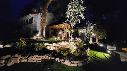 Garden, Pine Lodge Atlanta - Luxe Atlanta Home Near Everything Hot Tub Patio in Ansley Park Garden, Pine Lodge Atlanta - Luxe Atlanta Home Near Everything Hot Tub Patio in Ansley Park
