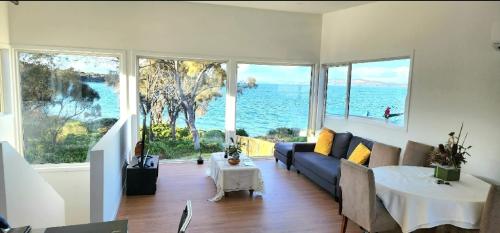 صالة مشتركة/ منطقة التلفزيون, Beach Getaway - Blessington Villa in ساندفورد صالة مشتركة/ منطقة التلفزيون, Beach Getaway - Blessington Villa in ساندفورد