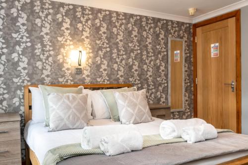 Ágy, Contractor Base - En-Suite - Parking On-Site in Pontardawe Ágy, Contractor Base - En-Suite - Parking On-Site in Pontardawe