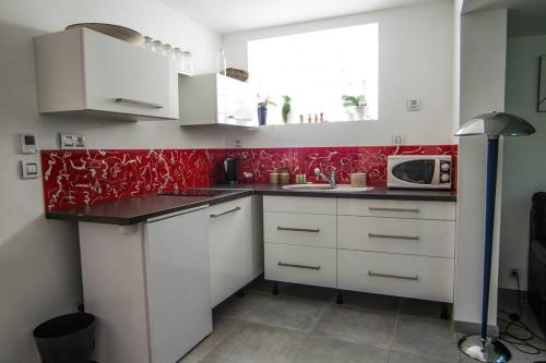 Küche, Appartement avec jardin intérieur 4 pers centre ville (Appartement avec jardin interieur 4 pers centre ville) in Nemours Küche, Appartement avec jardin intérieur 4 pers centre ville (Appartement avec jardin interieur 4 pers centre ville) in Nemours