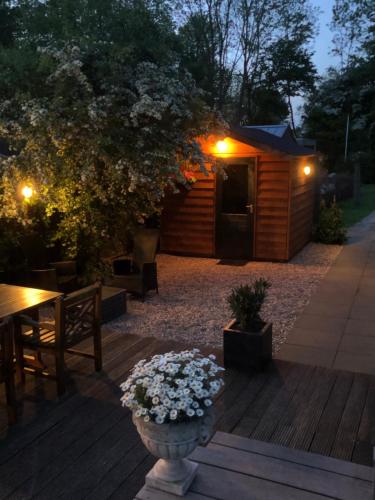 Luxe vrijstaande chalet voor gezinnen en stellen met mooie bloementuin vlakbij het water in Harich Luxe vrijstaande chalet voor gezinnen en stellen met mooie bloementuin vlakbij het water in Harich