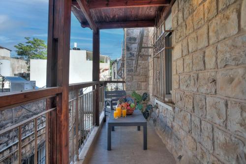 Varanda/terraço, בראשית - סוויטות בוטיק בצפת העתיקה - Beresheet - Boutique Suites in the Old City in Safed Varanda/terraço, בראשית - סוויטות בוטיק בצפת העתיקה - Beresheet - Boutique Suites in the Old City in Safed