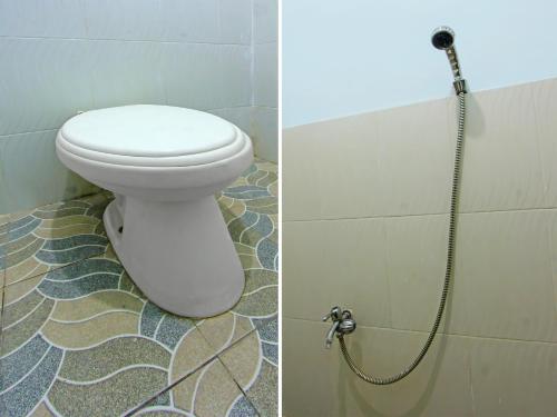 Bathroom, Wisma Dhana in Praya Bathroom, Wisma Dhana in Praya