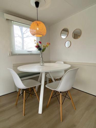 Chalet Heische Tip in Zeeland, Noord-Brabant voor max 3 volwassenen en 2 kinderen in Zeeland Chalet Heische Tip in Zeeland, Noord-Brabant voor max 3 volwassenen en 2 kinderen in Zeeland