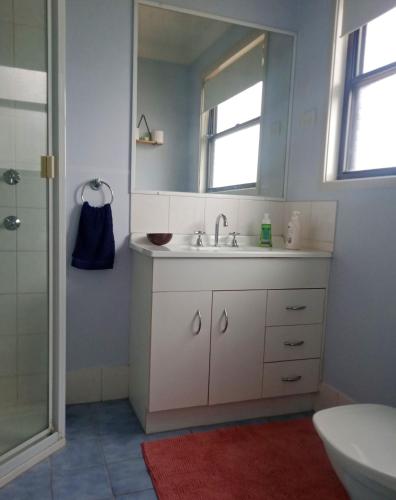 Bathroom, Kings Townhouse in Muswellbrook Bathroom, Kings Townhouse in Muswellbrook