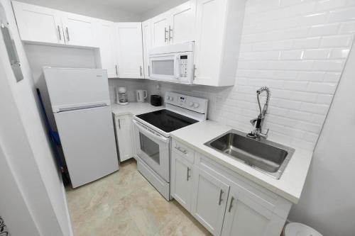 Konyha, Apts with Backyard Near Fort Lauderdale Beach, Nightlife, Cruise Port, Airport in Wilton Manors Konyha, Apts with Backyard Near Fort Lauderdale Beach, Nightlife, Cruise Port, Airport in Wilton Manors