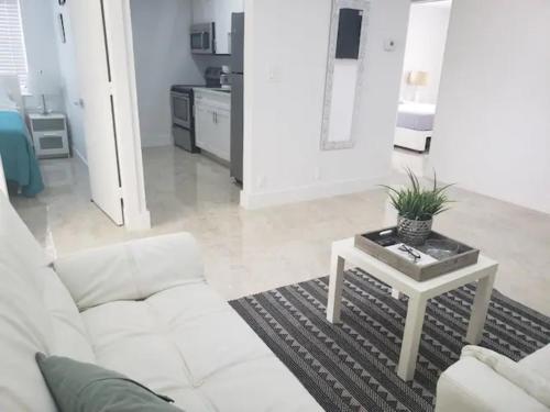 Apt with Backyard Near Fort Lauderdale Beach, Nightlife, Cruise Port, Airport near Parker Playhouse Apt with Backyard Near Fort Lauderdale Beach, Nightlife, Cruise Port, Airport near Parker Playhouse