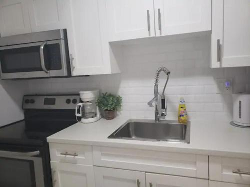 Apt with Backyard Near Fort Lauderdale Beach, Nightlife, Cruise Port, Airport near Parker Playhouse Apt with Backyard Near Fort Lauderdale Beach, Nightlife, Cruise Port, Airport near Parker Playhouse
