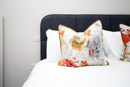 Newport Road by Mia Living 1 bedroom FREE Parking in Lianedeym / Rumney Newport Road by Mia Living 1 bedroom FREE Parking in Lianedeym / Rumney