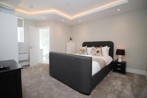 Newport Road by Mia Living 1 bedroom FREE Parking in Lianedeym / Rumney Newport Road by Mia Living 1 bedroom FREE Parking in Lianedeym / Rumney