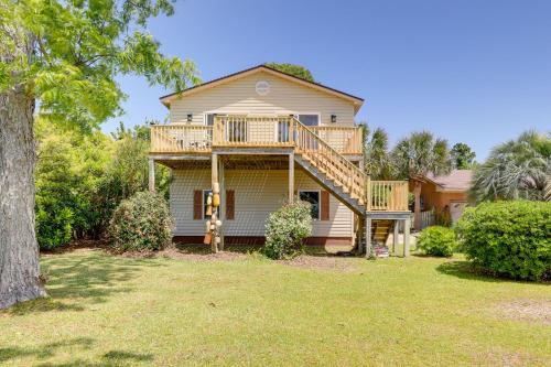 Waterfront Crystal Coast Vacation Rental with Deck! in ฮาร์เคอร์สไอส์แลนด์ Waterfront Crystal Coast Vacation Rental with Deck! in ฮาร์เคอร์สไอส์แลนด์