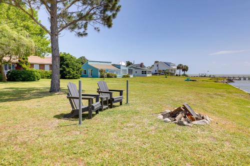 Waterfront Crystal Coast Vacation Rental with Deck! in ฮาร์เคอร์สไอส์แลนด์ Waterfront Crystal Coast Vacation Rental with Deck! in ฮาร์เคอร์สไอส์แลนด์