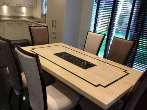 Fabulous 4 Bed Home with Gym in ลี ชาเพล นอร์ท Fabulous 4 Bed Home with Gym in ลี ชาเพล นอร์ท