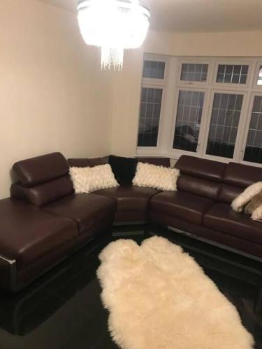 Fabulous 4 Bed Home with Gym in ลี ชาเพล นอร์ท Fabulous 4 Bed Home with Gym in ลี ชาเพล นอร์ท
