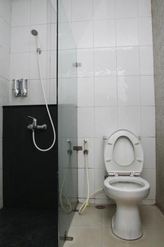 Bathroom, Wirton Dago Hotel near Congo Gallery & Cafe Bathroom, Wirton Dago Hotel near Congo Gallery & Cafe