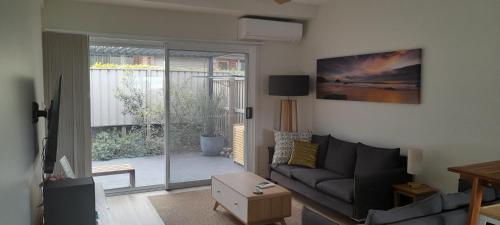 Beach Side Townhouse in Bellambi Beach Side Townhouse in Bellambi