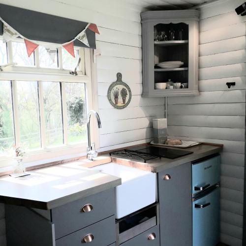 Konyha, The Shepherd's Hut in Thornton-le-Clay Konyha, The Shepherd's Hut in Thornton-le-Clay