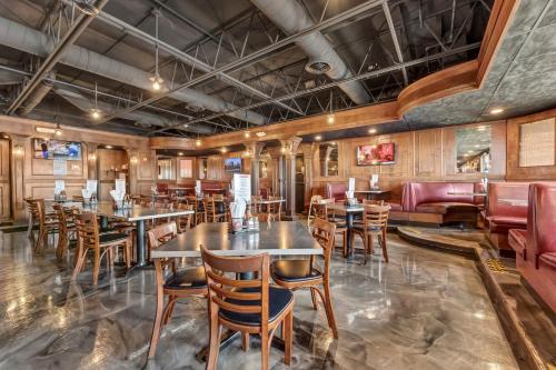 Bar/lounge, Buffalo Airport Hotel in Buffalo (NY) Bar/lounge, Buffalo Airport Hotel in Buffalo (NY)