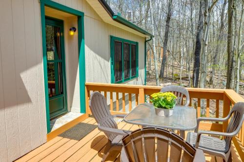 Alpine Lake Resort Cabin Rental with Pool Access! in Терра-Алта Alpine Lake Resort Cabin Rental with Pool Access! in Терра-Алта
