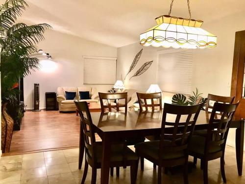 Facilities, Pool House in Tropical Miami in The Crossings Facilities, Pool House in Tropical Miami in The Crossings