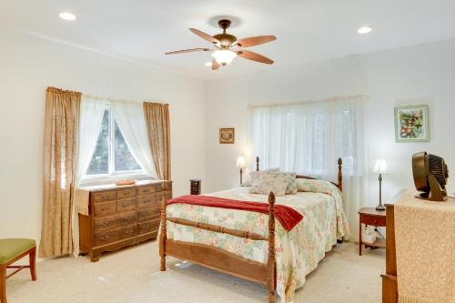 Paradise Park Vacation Rental about 4 Mi to Shoreline!