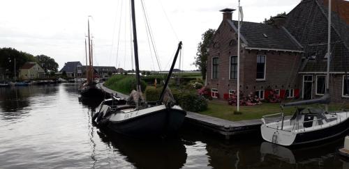 Luxe vrijstaande chalet voor gezinnen en stellen met mooie bloementuin vlakbij het water in Harich Luxe vrijstaande chalet voor gezinnen en stellen met mooie bloementuin vlakbij het water in Harich