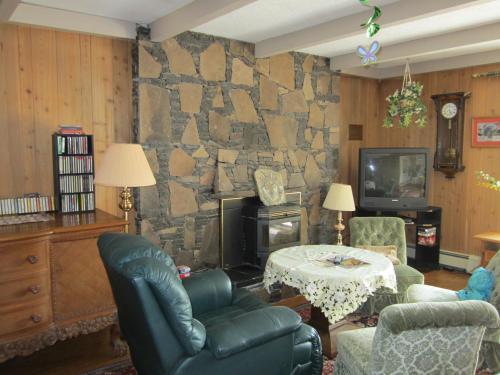 Zajednički dnevni boravak / prostorija s TV-om, The Cozy Cubbyhole B&B in 100 Mile House (BC) Zajednički dnevni boravak / prostorija s TV-om, The Cozy Cubbyhole B&B in 100 Mile House (BC)