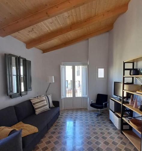 Вітальня, FeelhomeVIC. Ático con terraza en centro histórico (FeelhomeVIC. Atico con terraza en centro historico) in Вік Вітальня, FeelhomeVIC. Ático con terraza en centro histórico (FeelhomeVIC. Atico con terraza en centro historico) in Вік