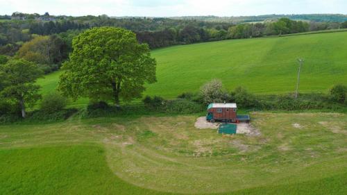 Cosy Vintage Bedford Stay With Views Over Ardingly Reservoir in Balcombe Cosy Vintage Bedford Stay With Views Over Ardingly Reservoir in Balcombe