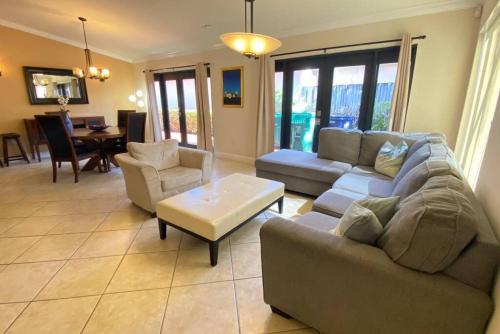 Tropical Oasis home w Community Pool great area in Sunset Tropical Oasis home w Community Pool great area in Sunset