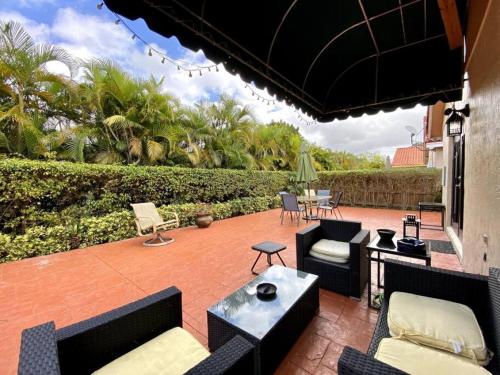 Tropical Oasis home w Community Pool great area in Sunset Tropical Oasis home w Community Pool great area in Sunset