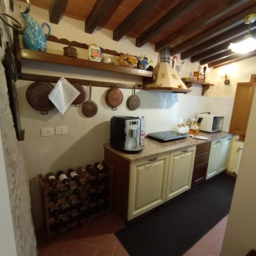 кухня, 200кв.м. 5 спалень, 4 окремих ванних Будинок в Монсуммано Терме
(Il casale del Domo e .......il suo antico fascino.) in Монсуммано Терме кухня, 200кв.м. 5 спалень, 4 окремих ванних Будинок в Монсуммано Терме
(Il casale del Domo e .......il suo antico fascino.) in Монсуммано Терме