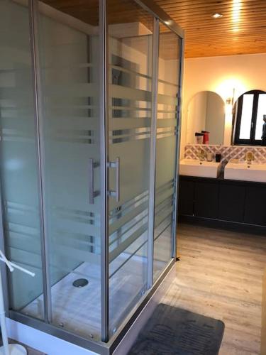 Fürdőszoba, Le Val Danse - Maison de caractère de 1870 - Rénovée en 2020 (Le Val Danse - Maison de caractere de 1870 - Renovee en 2020) in Saint-Antheme Fürdőszoba, Le Val Danse - Maison de caractère de 1870 - Rénovée en 2020 (Le Val Danse - Maison de caractere de 1870 - Renovee en 2020) in Saint-Antheme