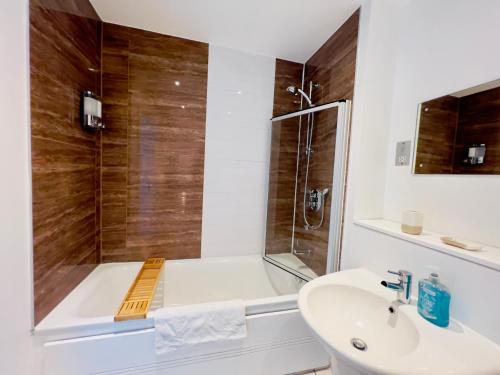 Banheiro, Lush Cardiff Bay Apartment with Secure Parking and Fast Wifi near Assembleia Nacional do País de Gales Banheiro, Lush Cardiff Bay Apartment with Secure Parking and Fast Wifi near Assembleia Nacional do País de Gales