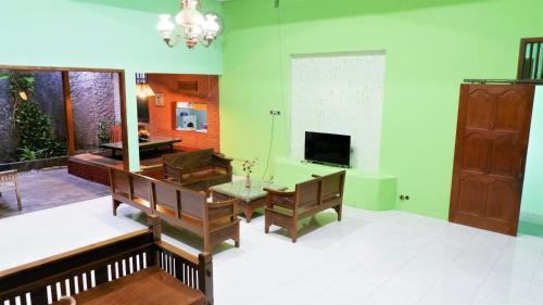 Shared lounge/TV area, Sleepy Raccoon Hostel near Rumah Sakit Khusus Bedah Rskb Ring Road Selatan Shared lounge/TV area, Sleepy Raccoon Hostel near Rumah Sakit Khusus Bedah Rskb Ring Road Selatan