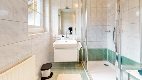 Łazienka, Zimmer Enzian in Langenfeld Łazienka, Zimmer Enzian in Langenfeld