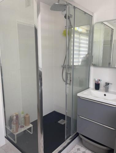 Une Chambre dans un appartement in Ablon Une Chambre dans un appartement in Ablon
