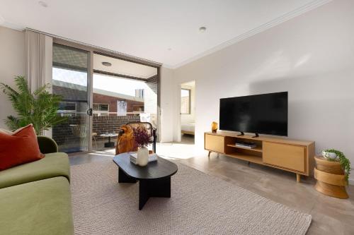 Kahlo Alexandria - Stylish 2 bdrm Walk to Train in Alexandria Kahlo Alexandria - Stylish 2 bdrm Walk to Train in Alexandria
