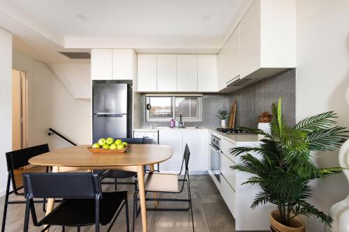 Kahlo Alexandria - Stylish 2 bdrm Walk to Train in Alexandria Kahlo Alexandria - Stylish 2 bdrm Walk to Train in Alexandria