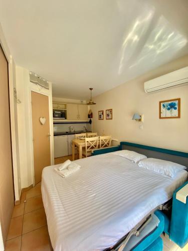 Joli 2 pièces vue jardin 50m plage Parking Clim