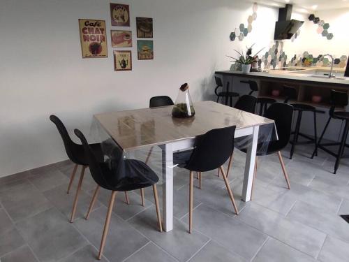 Kitchen, Maison Ville avec Patio entre Mer & Campagne in Bacqueville-en-Caux Kitchen, Maison Ville avec Patio entre Mer & Campagne in Bacqueville-en-Caux